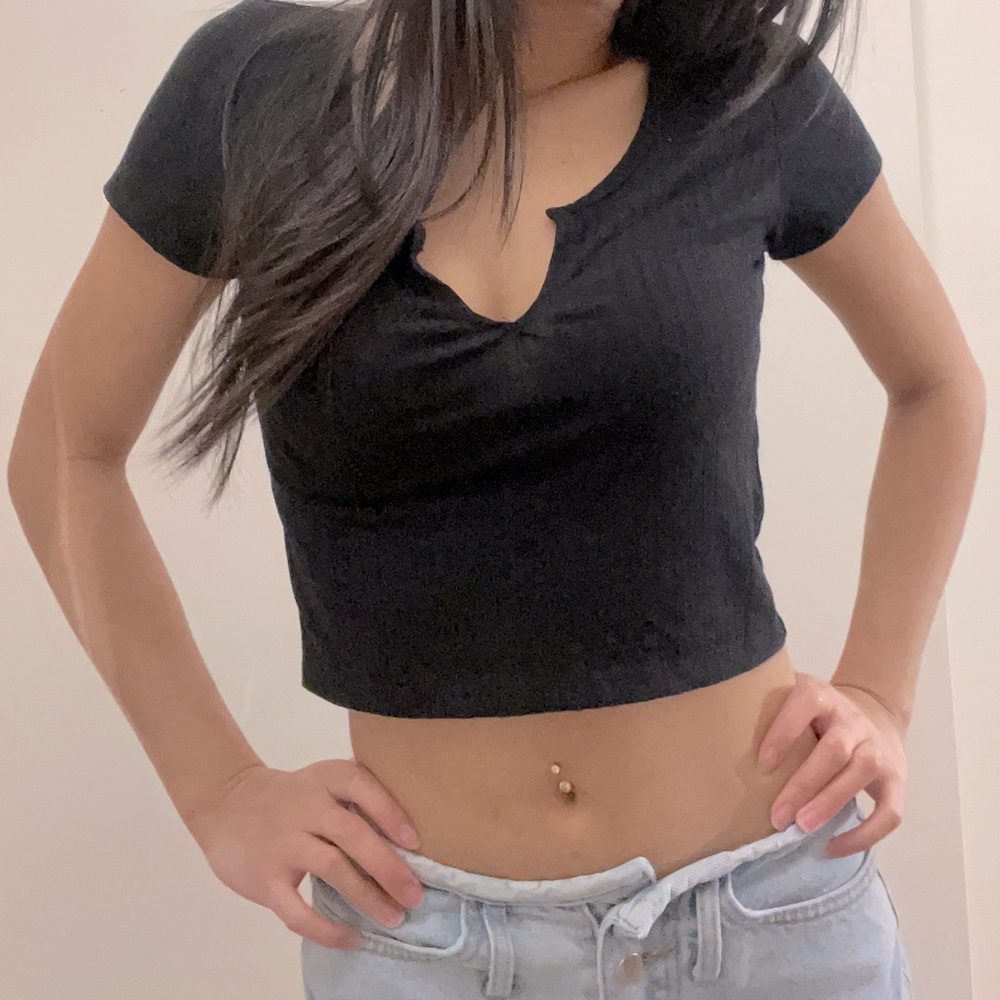 Black cropped tshirt